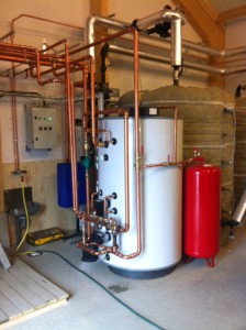 Varmvattenproduktion till hästgård i Skokloster. Värmeanläggning från Swebo BIOTerm, 500kW.